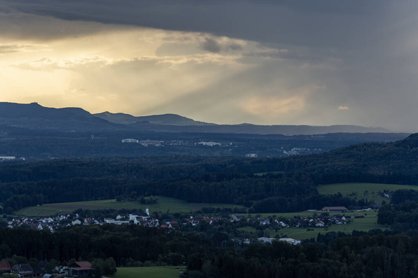 штормова хмарна погода світанку пейзажний вечір у південних німецьких сільських Альпах - Фото, зображення