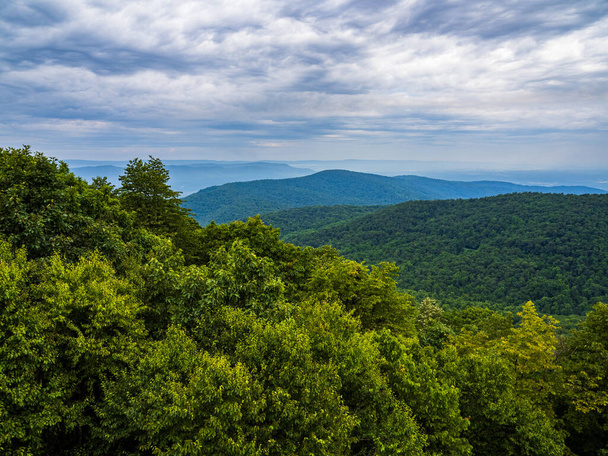 Vista panorámica del valle de Shenandoah desde el Parque Nacional Shenandoah, Virginia, EE.UU., con montañas distantes que se desvanecen. - Foto, Imagen
