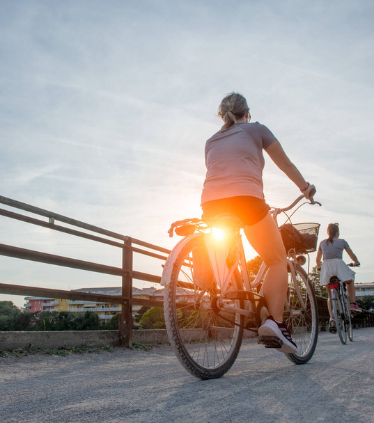 Bibione Itálie 17. září 2023: Cyklistika na cyklostezce při západu slunce - Fotografie, Obrázek
