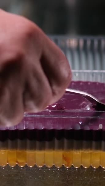 el uso de gelatina para las articulaciones saludables en los alimentos de cocina casera. verter varias capas de gelatina de frutas en un recipiente de plástico melocotones arándanos cuajada postre - Imágenes, Vídeo