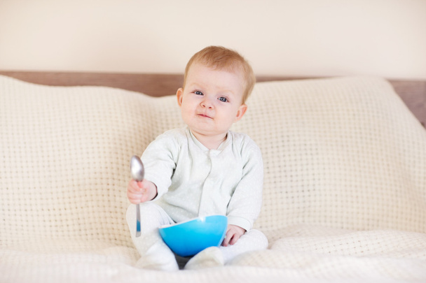8 měsíční dítě jíst z misky - Fotografie, Obrázek
