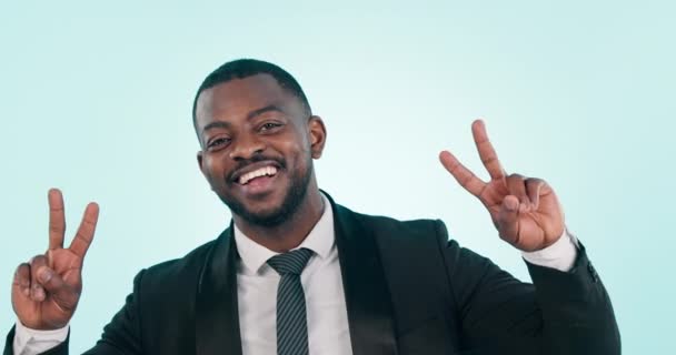 Gezicht, handen en zwarte man met vrede emoji in studio met dankbaarheid op blauwe achtergrond ruimte. V, teken en portret van Afrikaanse mannelijke ondernemer tonen dank u pictogram voor kleine bedrijven startup ondersteuning. - Video