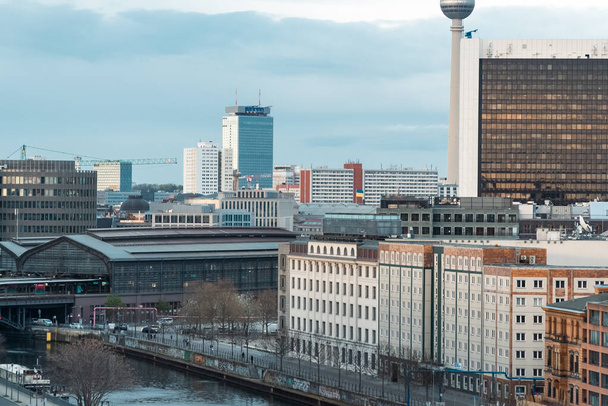 Berlín, Alemania: 20 de abril de 2022: Panorama del río Spree con puente. - Foto, Imagen