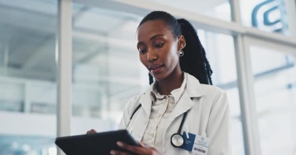 Orvos, nő és tabletta a klinikán egészségügyi információk, online diagramok és orvosi ellenőrzés vagy kutatás. Afrikai nővér vagy szakmai tekercs a digitális technológia kórházi menetrend vagy eredmények. - Felvétel, videó