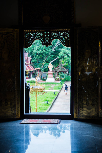 Silueta de la puerta de la iglesia en el monasterio del bosque de Darabhirom, Tailandia. - Foto, Imagen