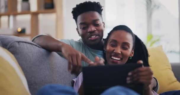 Tablet, casal engraçado e preto falando em casa no sofá da sala de estar, colagem e feliz. Homem africano, mulher e tecnologia, risos e streaming de filmes de comédia, filmes ou vídeos, piadas de meme ou mídias sociais. - Filmagem, Vídeo