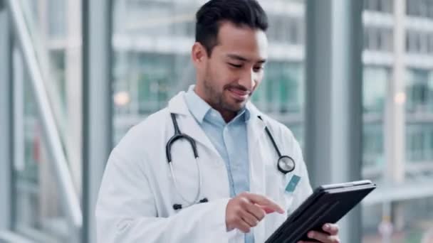 Άνθρωπος, tablet και ένας γιατρός που περπατά σε ένα νοσοκομείο με internet για έρευνα, αποτελέσματα ή πληροφορίες. Ιατρικό προσωπικό, υγειονομική περίθαλψη και ασιατικό πρόσωπο με τεχνολογία για ηλεκτρονικό ταχυδρομείο, σε απευθείας σύνδεση διαβούλευση ή telehealth. - Πλάνα, βίντεο