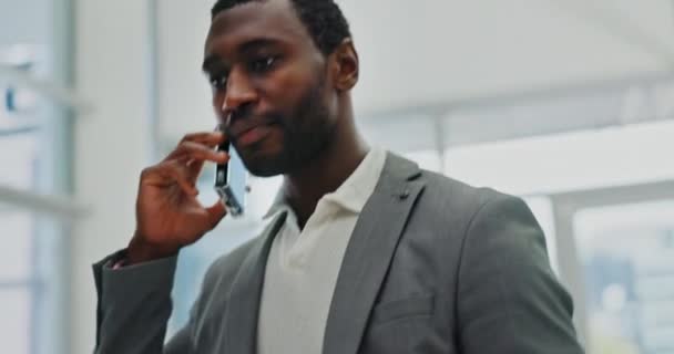 Llamada telefónica, comunicación y negocios con el hombre negro en la oficina para hola, networking y contacto. Sonrisa, conversación y profesional con el empleado hablando por oportunidad, móvil y asesor. - Metraje, vídeo