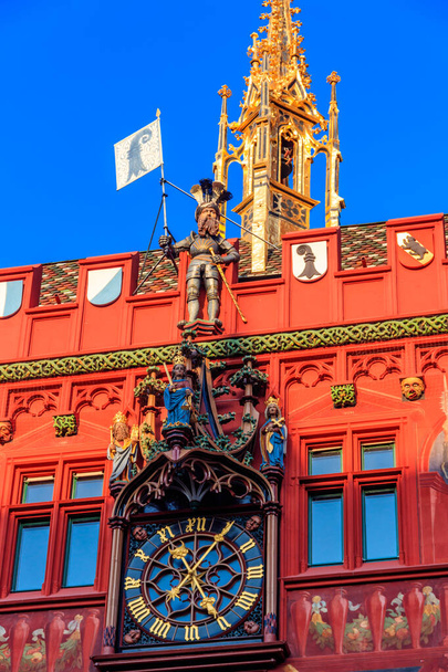 Primer plano del ayuntamiento rojo con reloj, pinturas y ornamentos en Basilea, Suiza - Foto, Imagen