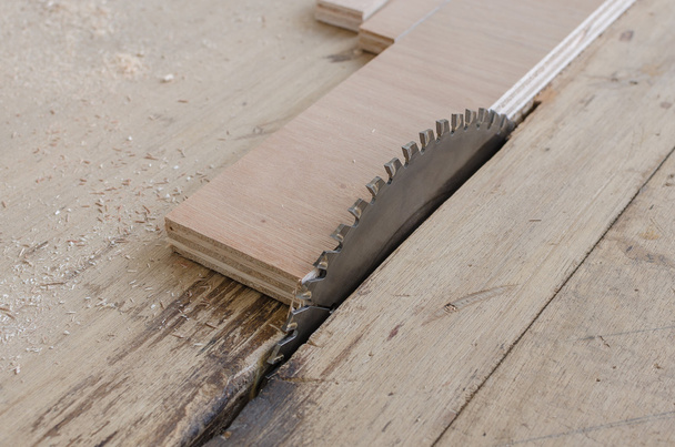 madera contrachapada en sierra de mesa para cortar
  - Foto, imagen