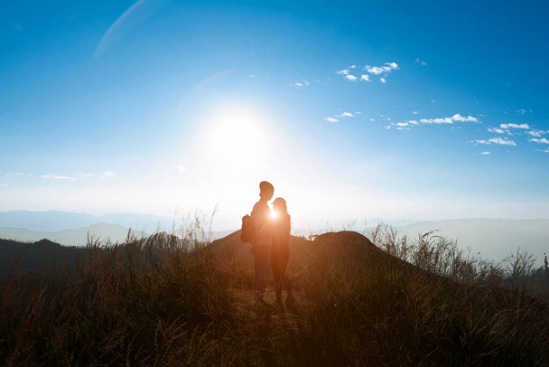Turistas en una relación amorosa en la cima de una montaña durante una caminata de verano, copiar espacio para el texto. - Foto, Imagen