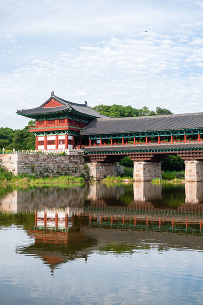 vistas del puente de madera Woljeonggyo en gyoengju, Corea del Sur - Foto, Imagen
