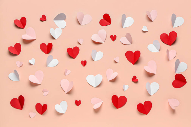 Прекрасні серця з паперу на рожевому тлі. Національний найсолодший день - Фото, зображення