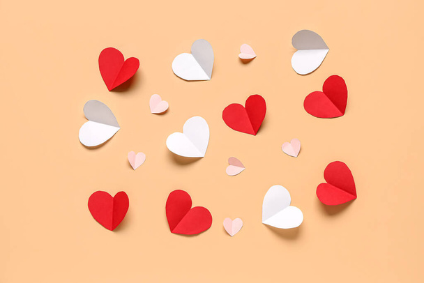 Όμορφες καρδιές από χαρτί σε πορτοκαλί φόντο. Εθνική ημέρα γλυκύτερη - Φωτογραφία, εικόνα