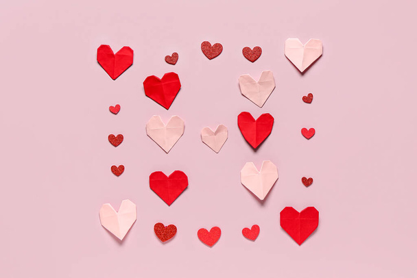 Belos corações feitos de papel sobre fundo lilás. Dia Nacional mais doce - Foto, Imagem