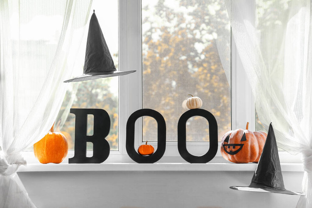 Окно со словами Бу, Хэллоуин тыквы и ведьмы шляпы в комнате - Фото, изображение