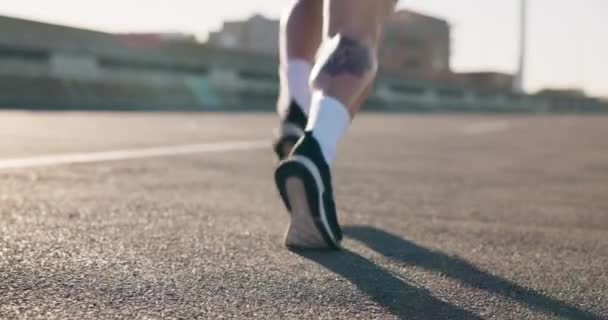 Πρόσωπο, πόδια και ξεκινήστε στο δρόμο για τρέξιμο, καλή φυσική κατάσταση ή υπαίθρια άσκηση καρδιο στην πόλη ή την πόλη. Κλείσιμο αθλητή ή δρομέα που ετοιμάζεται να τρέξει σε σπορ κίνητρο, προπόνηση ή προπόνηση. - Πλάνα, βίντεο