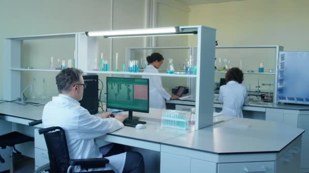 Zeitraffer diverser Wissenschaftlerteams, die tagsüber mit Fläschchen und Computern im Labor arbeiten - Filmmaterial, Video