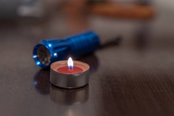 Poltan kynttilää ja taskulamppua. Sähkökatkos johtuu sodan Ukrainassa - Valokuva, kuva
