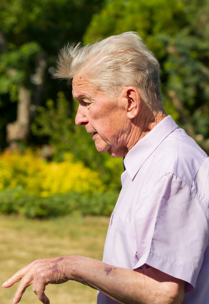 Портрет літнього чоловіка на його подвір'ї будинку. - Фото, зображення