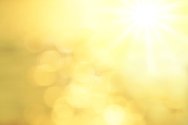 Fondo borroso con lente dorada brilla un sol
 - Foto, Imagen