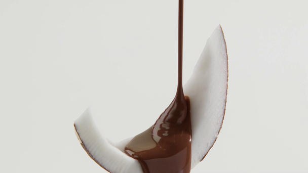 Kaatamalla suklaata kookospähkinän päälle
 - Materiaali, video