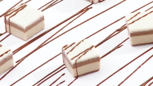 Süßigkeiten mit Schokoladennieselregen - Filmmaterial, Video