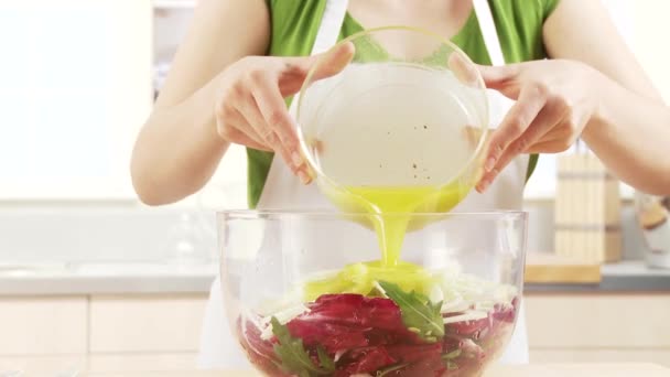 Ingrédients de salade avec vinaigrette
 - Séquence, vidéo