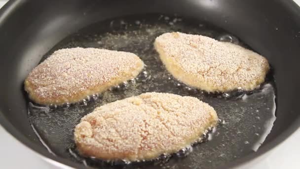 Pechugas de pollo fritas
 - Metraje, vídeo