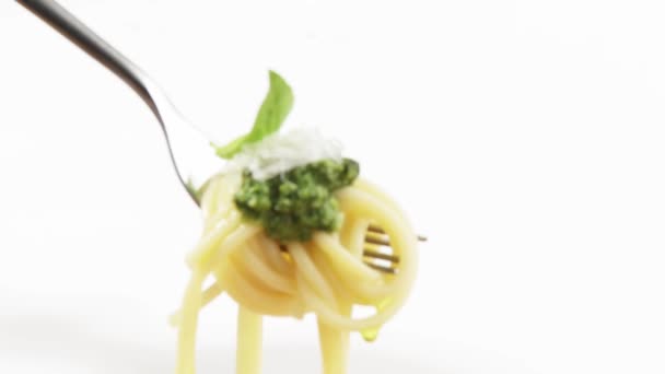 フォークにバジルソースのスパゲッティ - 映像、動画