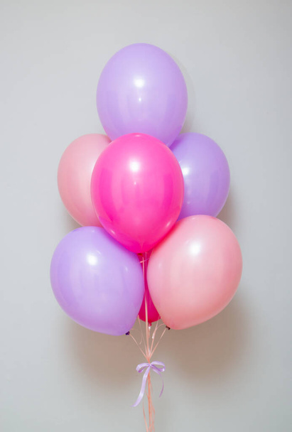 egy csomó rózsaszín és lila hélium lufi, születésnap - Fotó, kép