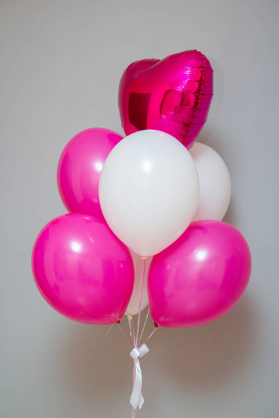 ένα μάτσο ροζ μπαλόνια με ήλιο, γενέθλια - Φωτογραφία, εικόνα