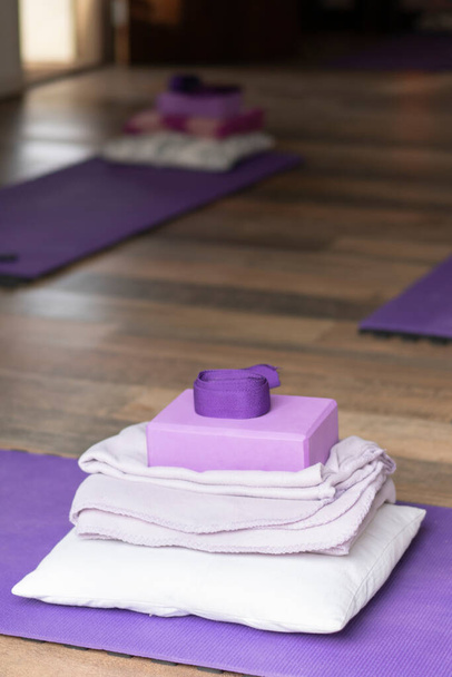 Yoga studio met matten op de vloer. Verticaal schot. - Foto, afbeelding