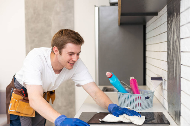 Mladý muž dělá některé čisticí práce v domě. - Fotografie, Obrázek