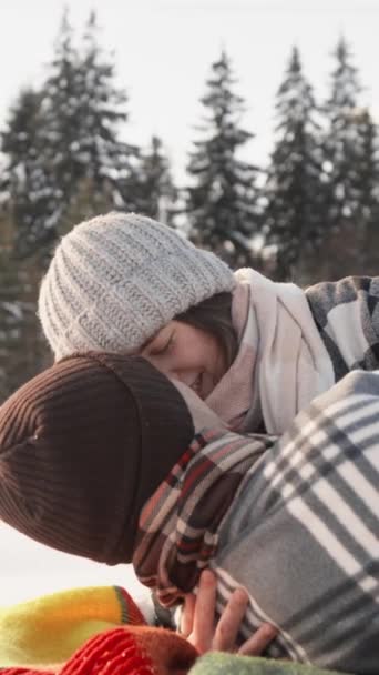 雪に覆われた風景は,新婚旅行者が毛布に時間を費やすときのリラックスと楽しい雰囲気に追加されます. 卓越性と楽しさは,アウトドアレクリエーションを好む毛布にカップルを分ける - 映像、動画