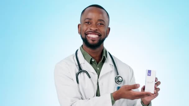 Чорний чоловік, лікар і вказує на ліки, ліки або продукт в рекламі на фоні студії. Портрет щасливої африканської людини, медичний або медичний професійний антибіотик. - Кадри, відео