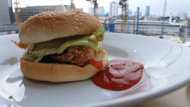 kanapkę z kurczakiem z ketchupem na białym talerzu - Zdjęcie, obraz