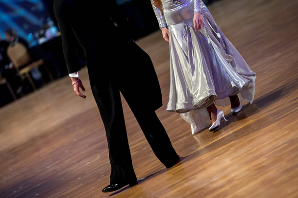 koppel dansen standaard dans op de dansvloer - Foto, afbeelding