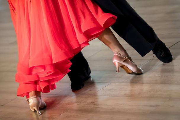 koppel dansen standaard dans op de dansvloer - Foto, afbeelding