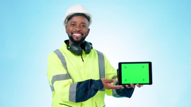 Szczęśliwy czarny człowiek, architekt i tablet zielony ekran do budowy lub reklamy na tle studio. Portret afrykańskiego inżyniera lub wykonawcy pokazujący aplikację technologiczną, wyświetlacz lub makietę. - Materiał filmowy, wideo