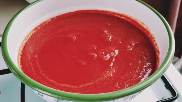 hacer salsa de tomate, satsebeli, cocina tradicional georgiana, video móvil, casero, - Metraje, vídeo