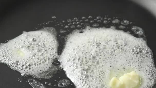 Butter wird in Pfanne erhitzt - Filmmaterial, Video