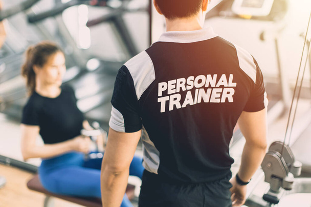 Personal Trainer im Sport club Fitness Gym für Bodybuilding-Kurs Programmassistent - Foto, Bild