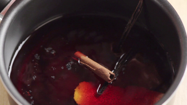 Beerensaft mit Orangenschale gewürzt - Filmmaterial, Video