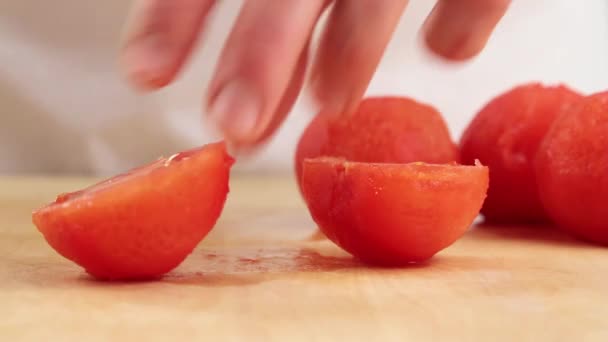 geschälte Tomaten werden geviertelt - Filmmaterial, Video