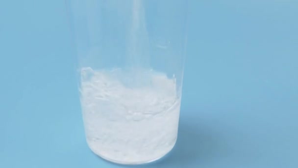 Gießen Sie ein Glas Wasser - Filmmaterial, Video