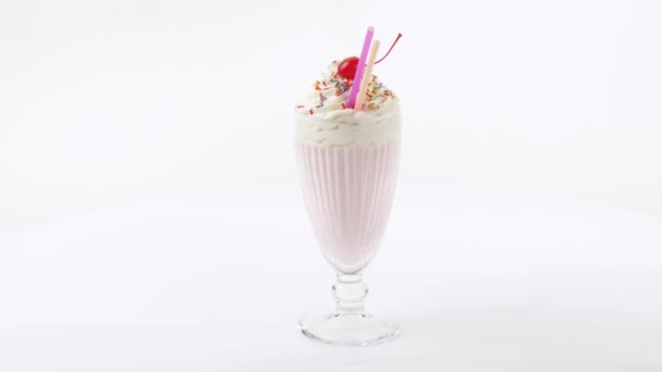 Milkshake con panna e ciliegia cocktail
 - Filmati, video