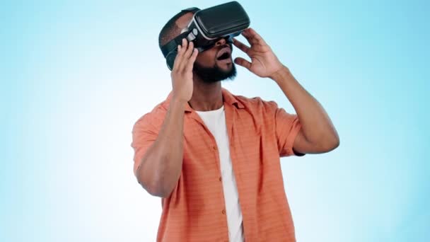 Afrikaanse man, virtual reality bril en studio met wow, denken en 3d user experience door blauwe achtergrond. Gamer guy, test en ar visie met verrassing, iot en metaverse ui met toekomstige fantasie. - Video