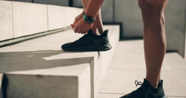 Ręce, buty i krawat ze sportowcem na schodach, przygotowując się do treningu jako biegacza w mieście. Fitness, bieganie i stopy sportowca w mieście miejskim w ramach przygotowań do treningu wytrzymałościowego. - Materiał filmowy, wideo