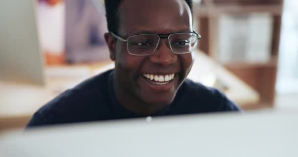 Έρευνα, χαμόγελο και μαύρος σε έναν υπολογιστή στο γραφείο που διαβάζει πληροφορίες στο διαδίκτυο. Ευτυχής, τεχνολογία και επαγγελματίας αφρικανός δικηγόρος που διεξάγει έρευνα για μια νομική υπόθεση στο χώρο εργασίας - Πλάνα, βίντεο